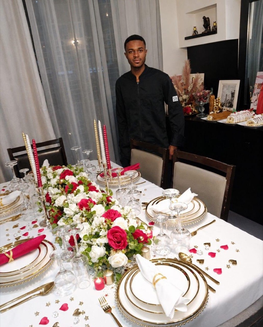 Table dressée de roses rouges et blanches, dîner privé