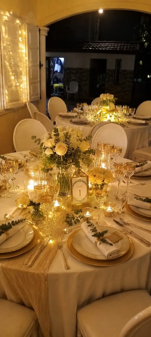Table ronde en soirée, lumières dorées